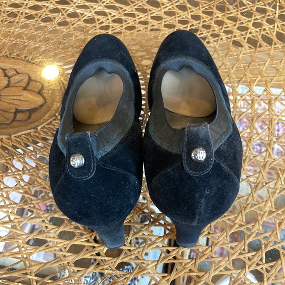 Stuart Weitzman Black Suede Platform Pumps.  Gorgeous shoe. Size 7. No flaws. - Picture 5 of 7